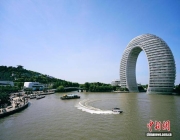 “五一”： 浙江湖州南太湖畔游人如织